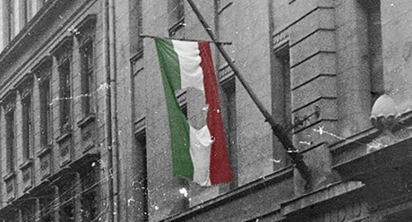 ’56 lángja nem könyv- és zászlóégetéssel, nem lövöldözéssel kell, hogy tovább égjen!